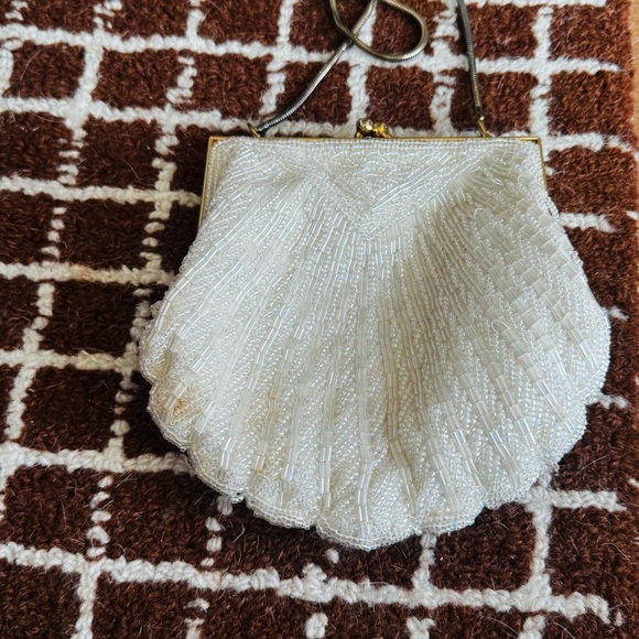 VINTAGE white beaded shell purse - Picture 3 of 6